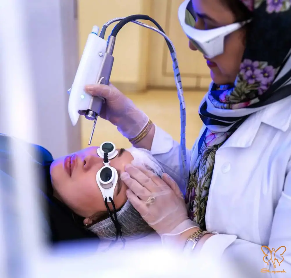 چرا جوانسازی پوست با فوتونا در کلینیک شاپرک طلایی