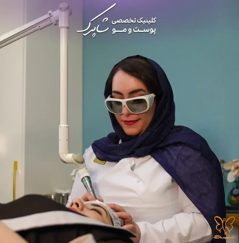 نگاهی جامع به ارتباط خارش سر و سفیدی مو در کلینیک شاپرک مشهد نگاهی جامع به ارتباط خارش سر و سفیدی مو در کلینیک شاپرک مشهد