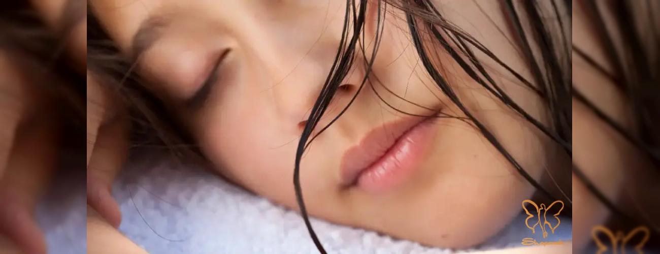 عادت شبانه‌ای که موهایتان را نابود می‌کند: با موی خیس نخوابید!