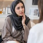 آیا احساس گزگز بعد از هایفو طبیعی است؟ بررسی کامل اثرات موقت + مراقبت‌ها در شاپرک طلایی مشهد