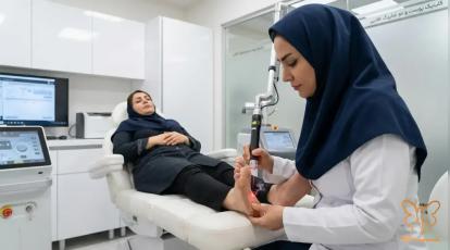 چرا نباید میخچه و پینه را به پدیکوریست بسپارید؟ تفاوت حیاتی درمان کلینیکال در مشهد 