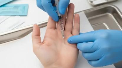 عوارض بوتاکس کف دست: از ضعف موقتی تا نتایج شگفت‌انگیز | راهنمای کلینیک شاپرک طلایی مشهد