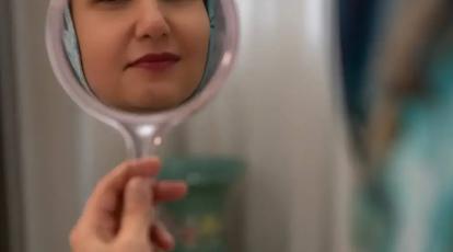 تزریق چربی یا لیفت با نخ؟ مقایسه نهایی بهترین روش های جوان سازی با کلینیک شاپرک طلایی
