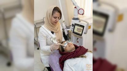 برنامه ۲۱ روزه پوست شیشه‌ای: خداحافظی با جوش و لک بدون دارو + راهنمای کلینیک شاپرک