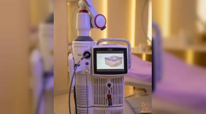 لیزر اربیوم فوتونا در مشهد | جوانسازی و درمان جای جوش در کلینیک شاپرک طلایی