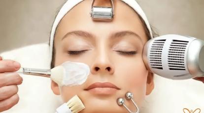 فیشیال بهتر است یا پاکسازی؟ راهنمای کامل کلینیک شاپرک طلایی