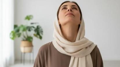 یوگای گردن: چگونه چند حرکت ساده از افتادگی پوست گردن و غبغب جلوگیری می‌کند؟ 