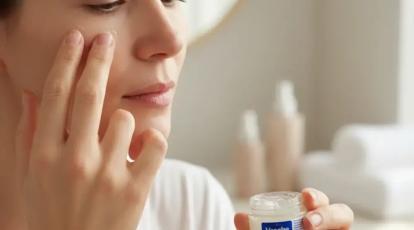 آیا وازلین چروک دور چشم را از بین می‌برد؟ | پاسخ قطعی کلینیک شاپرک طلایی مشهد