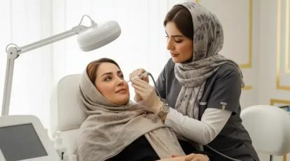 کربوکسی تراپی چیست و چگونه به رفع تیرگی زیر چشم کمک می‌کند؟