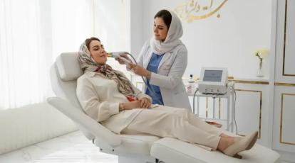 ارتباط مستقیم خوابیدن روی شکم و چروک صورت | راهنمای کامل درمان در مشهد