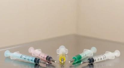 تورم و کبودی بعد از تزریق چربی سینه طبیعی است؟ راهنمای کامل کنترل عوارض موقت 