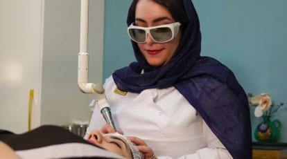 پروتکل موهایی پرپشت‌: راهنمای کامل مراقبت‌های قبل و بعد از فوتونا میکرودرلینگ سر