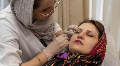 درمان تیرگی و چروک دور چشم با جالپرو یانگ آی در کلینیک شاپرک طلایی مشهد 