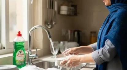 آیا مایع ظرفشویی به پوست شما آسیب می‌زند؟ تاثیر شوینده‌ها بر لایه دفاعی پوست