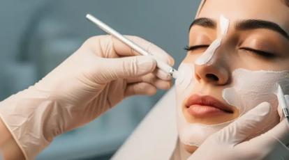 ایزودنس یا ایزوفیشیال؟ راهنمای انتخاب بهترین پاکسازی برای درخشش پوست شما