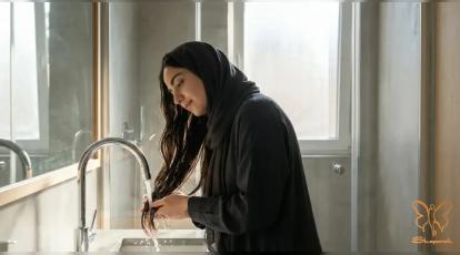 آیا شستن مو با آب سرد موها را براق می‌کند؟ پاسخ علمی پزشکان کلینیک شاپرک طلایی