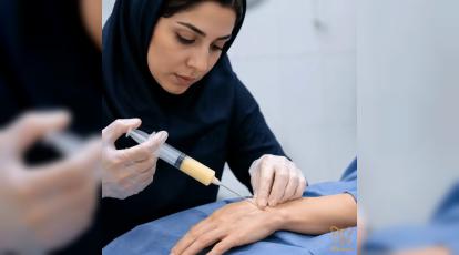 راز جوانی دست‌ها؛ کربن تراپی بهتر است یا تزریق مزوژل و پی‌ارپی؟