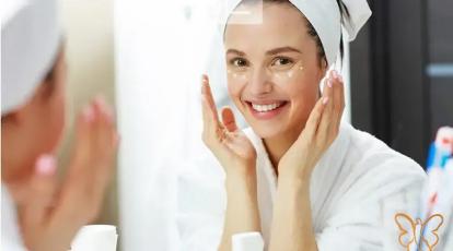 پوست صاف در 40 سالگی: سرمایه‌گذاری بر روی زیبایی در کلینیک شاپرک طلایی مشهد