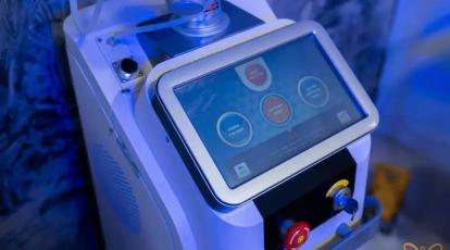 الکل در لوازم آرایشی: دوست یا دشمن پوست؟ راهنمای کامل کلینیک شاپرک طلایی مشهد