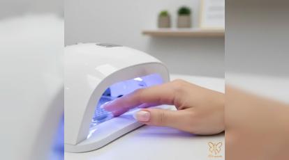 آیا دستگاه UV کاشت ناخن، سرطان‌زا است؟ راهنمای کامل و درمان قطعی در مشهد