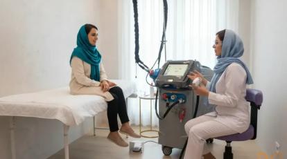 ژل در لیزر موتوس: راز اثربخشی بیشتر لیزر مو زائد یا یک باور غلط؟ | کلینیک شاپرک طلایی